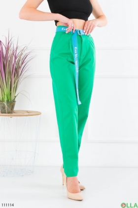 Женские зеленые брюки-бананы с ремнем