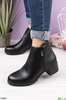 Women's boots with low heels