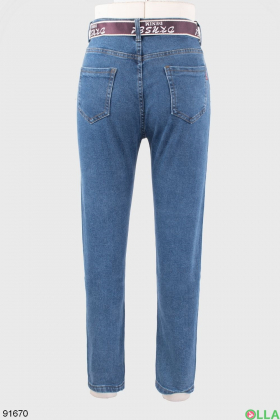 Women's blue jeans with a belt