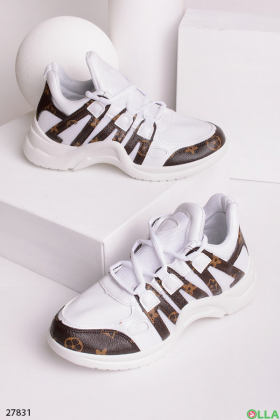 Белые кроссовки с коричневыми вставками