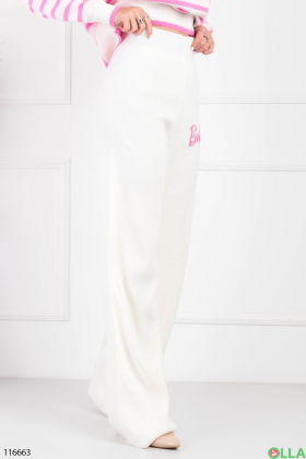 Женский белый костюм из свитера и брюк