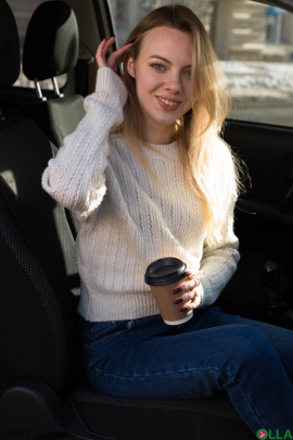 Жіночий светло-бежевий светр