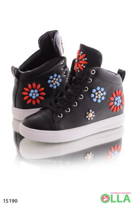 Women's slip-ons with flower-shaped beads