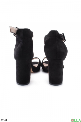 Женские черные босоножки на каблуке