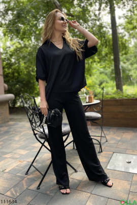 Жіночий чорний комплект з футболки та брюк