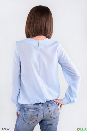 Женская блузка на резинке голубого цвета