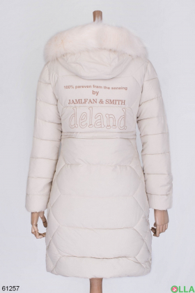 Жіноча зимова куртка молочного кольору