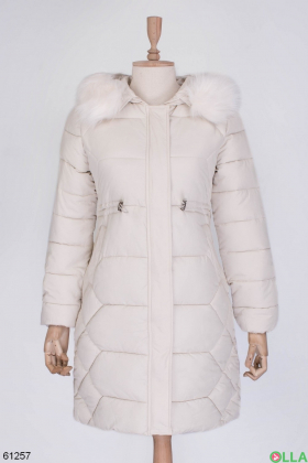 Женская зимняя куртка молочного цвета