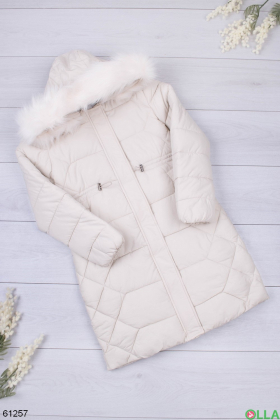 Женская зимняя куртка молочного цвета