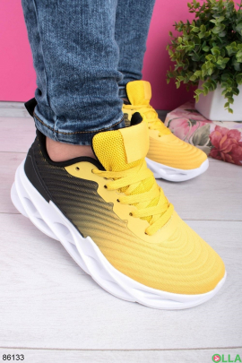 Жіночі чорно-жовті кросівки на шнурівці