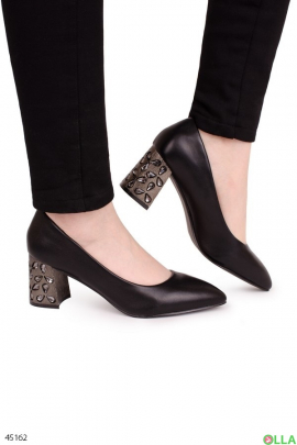 Жіночі туфлі чорного кольору