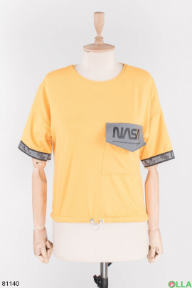 Женская желтая футболка с карманом