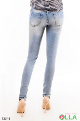 Светлые джинсы с порванностями