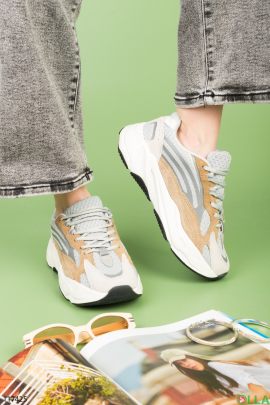 Жіночі бежево-сірі кросівки на шнурівці