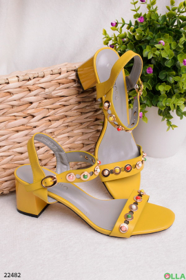 Желтые босоножки на каблуке