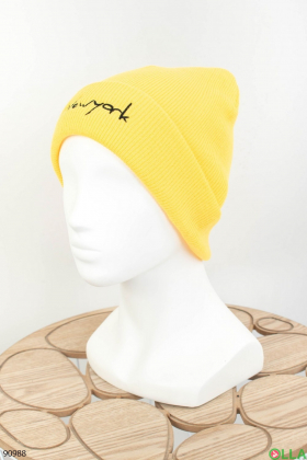 Женская желтая шапка с надписью