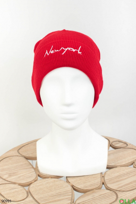 Женская красная шапка с надписью