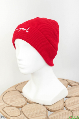 Жіноча червона шапка з написом