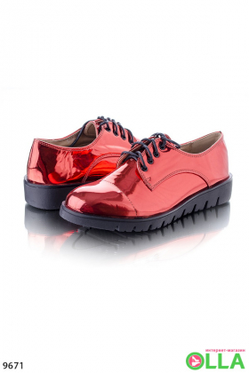 Червоні туфлі на шнурках