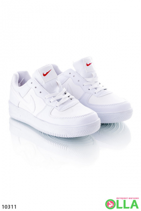 Белые кроссовки с логотипом Nike