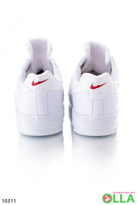 Белые кроссовки с логотипом Nike