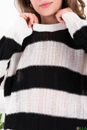 Женский черно-белый свитер в полоску