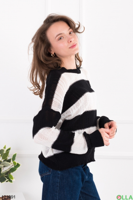Женский черно-белый свитер в полоску