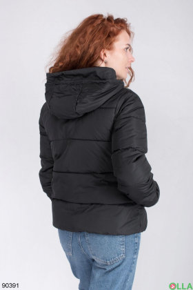 Жіноча зимова чорна куртка з капюшоном