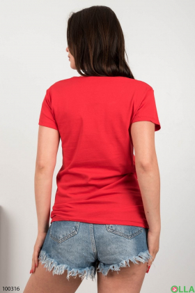 Женская красная футболка с надписью