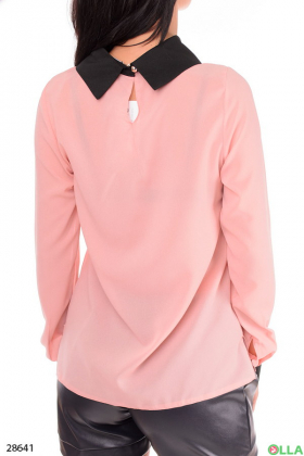 Розовая блузка с чёрной окантовкой