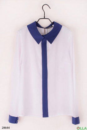 Біла блузка з синьою окантовкою