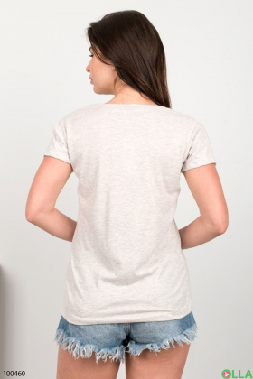 Жіноча світло-сіра футболка з написом