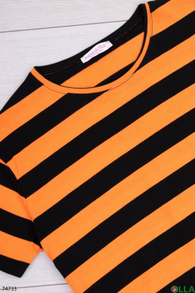 Женская черно-оранжевая футболка в полоску