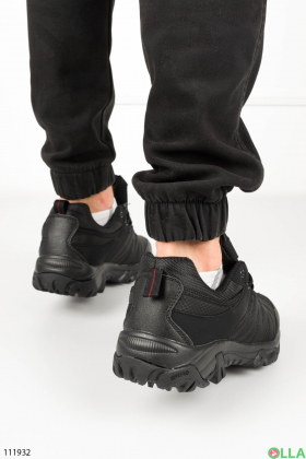 Men's black lace-up sneakers