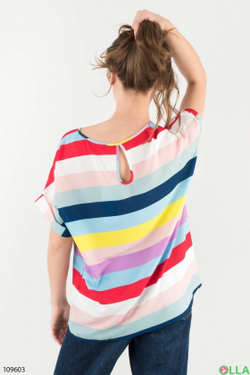 Женская разноцветная футболка в полоску