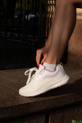 Жіночі фіолетово-білі кросівки з текстилю.