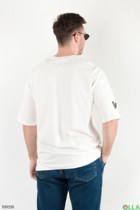 Мужская футболка молочного цвета с надписями