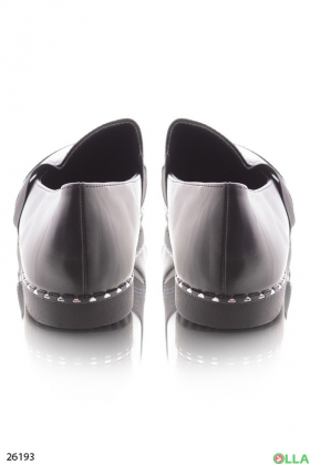 Жіночі туфлі з лаконічним дизайном