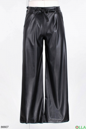 Жіночі чорні брюки з еко-шкіри