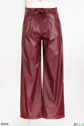 Жіночі бордові брюки з еко-шкіри