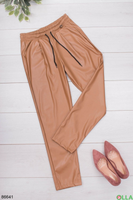 Жіночі коричневі брюки з еко-шкіри