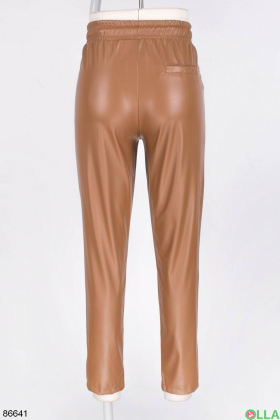 Женские коричневые брюки из эко-кожи