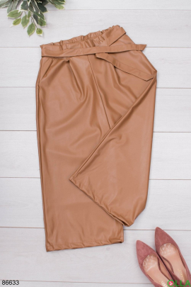 Жіночі коричневі брюки з еко-шкіри