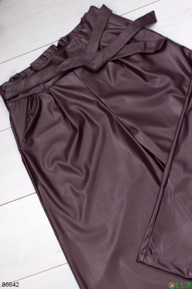 Женские бордовые брюки из эко-кожи