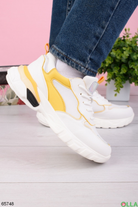 Женские бело-желтые кроссовки на шнуровке