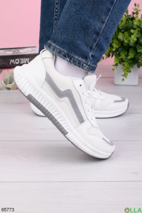 Жіночі білі кросівки на шнуровці