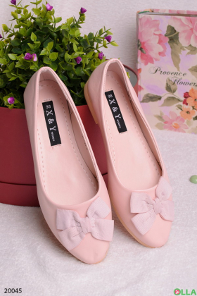 Pink ballerinas with a bow