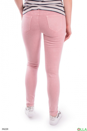 Женские джинсы розового цвета