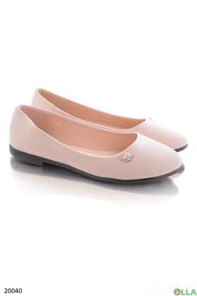 Beige flats with a brooch