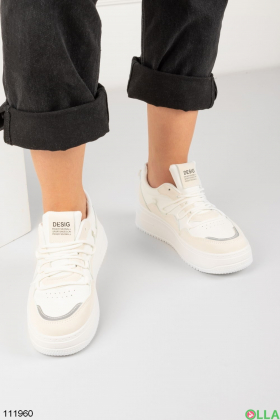 Жіночі білі кросівки на платформі